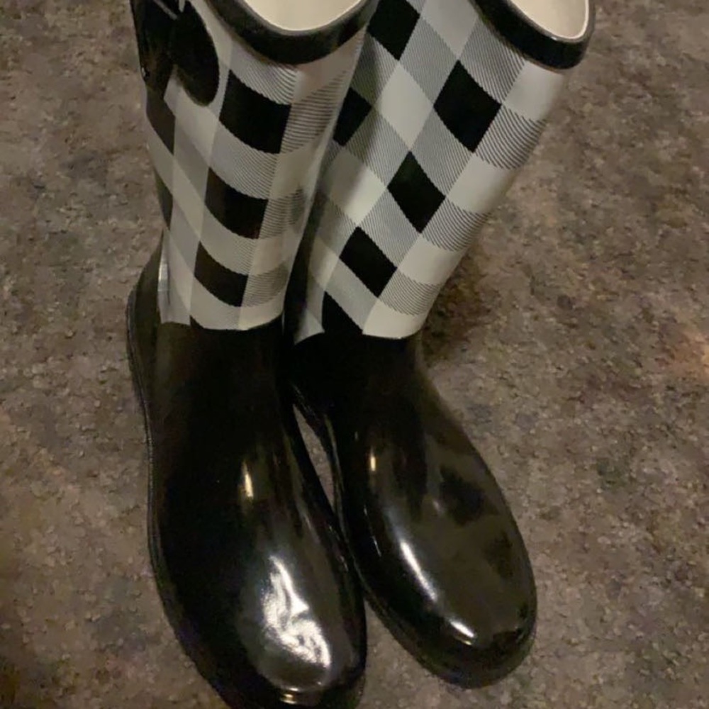 Boots I’ve never worn. Size 8 1/2- 9.